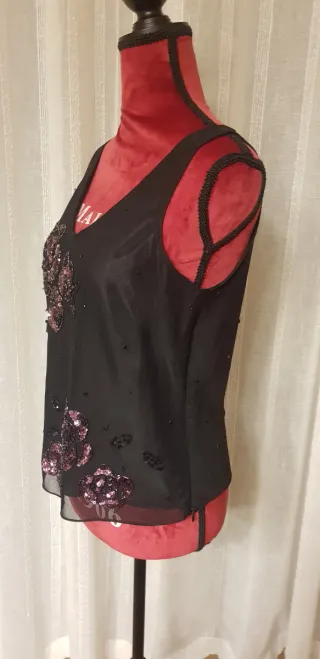 Top negro lentejuelas flores