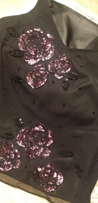 Top negro lentejuelas flores