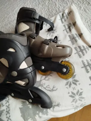 Patines en línea con protecciones.