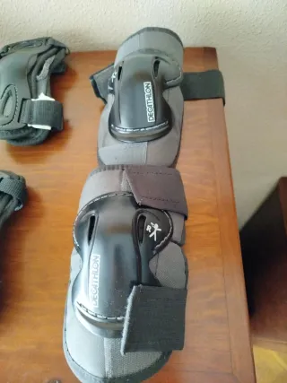 Patines en línea con protecciones.