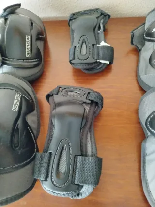 Patines en línea con protecciones.