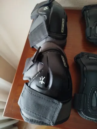 Patines en línea con protecciones.