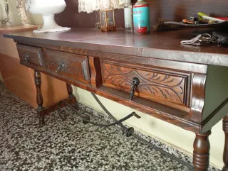 Mesa antigua de pino con cajones