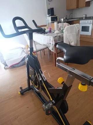 Bicicleta de Spinning Negra y Amarilla