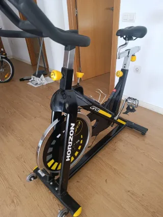Bicicleta de Spinning Negra y Amarilla