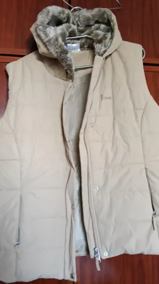 Chaleco beige con capucha y pelo