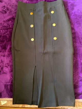 Falda negra con botones dorados