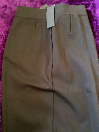 Falda negra con botones dorados