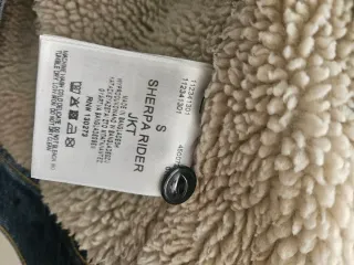 Chaqueta tejana Lee con forro sherpa