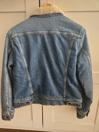 Chaqueta tejana Lee con forro sherpa