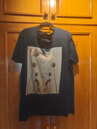 Camiseta Pull&Bear azul con palmeras