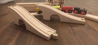 Trenino in legno con pista