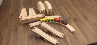 Trenino in legno con pista