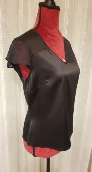 Top de seda negro