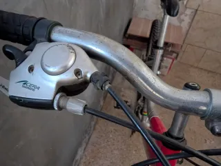 Bicicleta de montaña plateada.talla mediana.