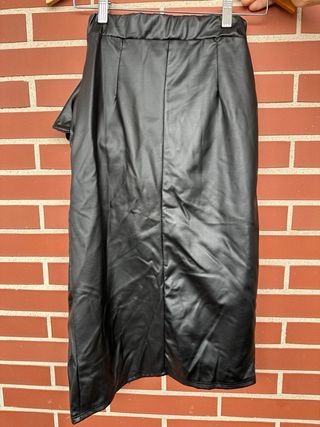 Falda cuero negra efecto piel