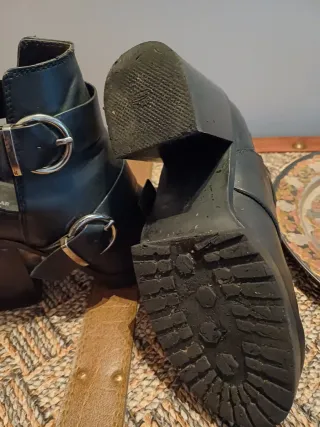 Botines negros con hebillas