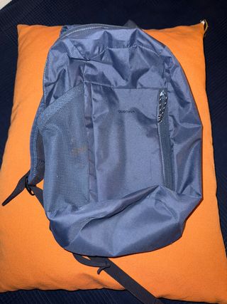 Mochila Quechua azul y gris