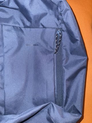 Mochila Quechua azul y gris