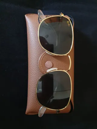 Gafas de sol Ray-Ban negras y doradas