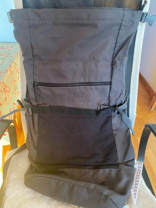 Mochila negra con múltiples bolsillos