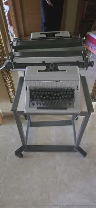 Máquina de escribir Olivetti Linea 90 con mesa
