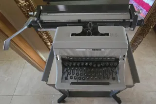 Máquina de escribir Olivetti Linea 90 con mesa