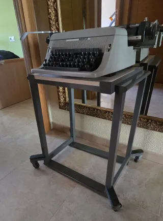 Máquina de escribir Olivetti Linea 90 con mesa