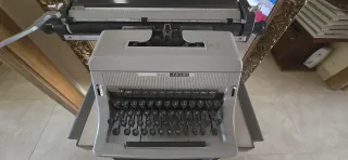 Máquina de escribir Olivetti Linea 90 con mesa
