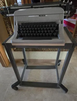 Máquina de escribir Olivetti Linea 90 con mesa