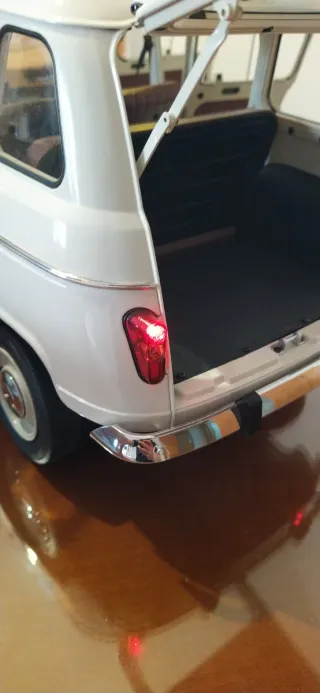 Maqueta Renault 4L Escala 1/8