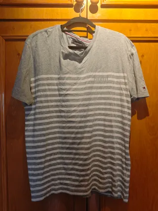 Camiseta Tommy Hilfiger rayas gris y blanco