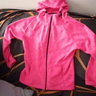 Chaqueta deportiva rosa con capucha