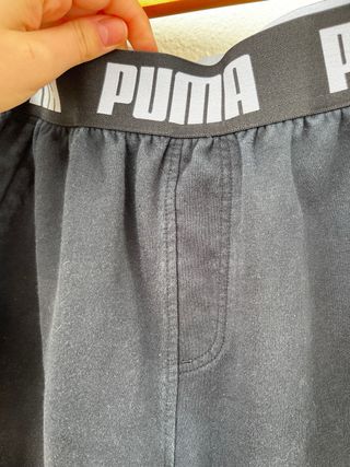 Pantalón corto Puma negro con detalle rojo