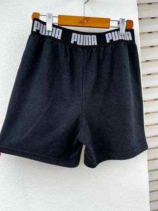 Pantalón corto Puma negro con detalle rojo