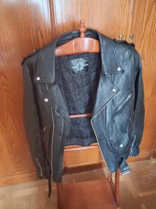 Cazadora motera cuero negra