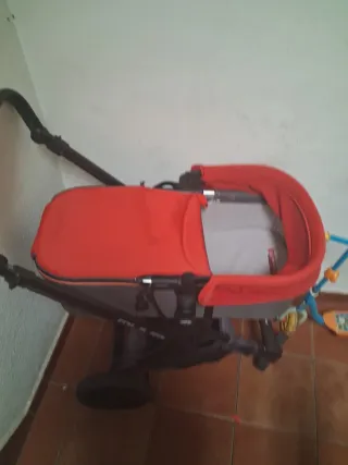 Carro de bebé Muum rojo y gris