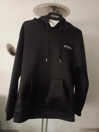 Sudadera Negra con Diseño Japonés