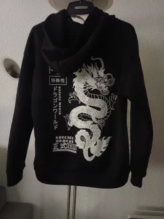 Sudadera Negra con Diseño Japonés