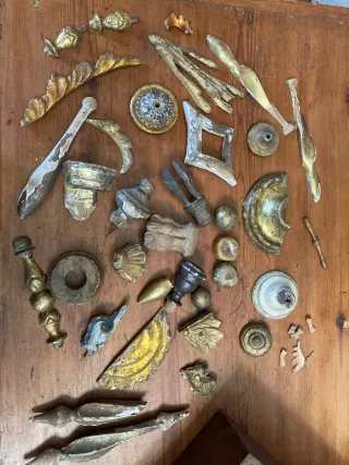 Antichi frammenti decorativi in legno