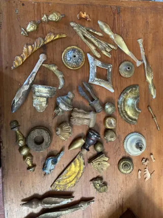 Antichi frammenti decorativi in legno