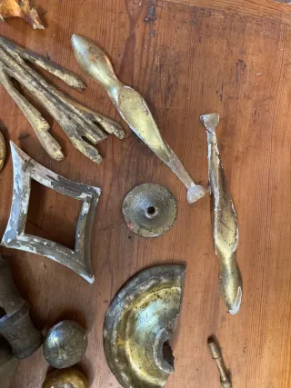 Antichi frammenti decorativi in legno