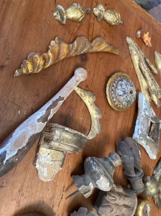 Antichi frammenti decorativi in legno