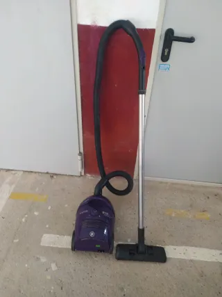 Aspiradora Taurus 1700W Morada