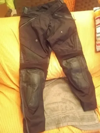 CONJUNTO CAZADORA[M]PANTALON DAINESE[L]GUANTES[S]