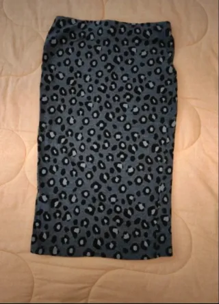 Gonna mini grigia e gonna maxi animalier