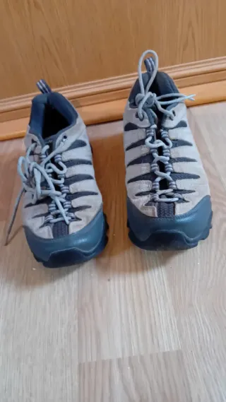 Botas de montaña para senderismo
