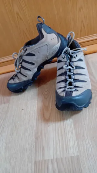 Botas de montaña para senderismo
