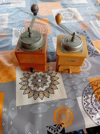 Lotto 2 Macinini da Caffè Vintage in Legno