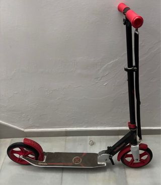 Patinete infantil rojo y negro